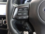 便利なステアリングスイッチ付きでナビに目をやらなくても音量調整等が可能です。