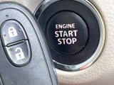 【キーレススタートシステム】カバンやポケットに入れたままでもドアの施錠・解錠が可能なスマートキーを装備。エンジンのオン・オフ時もカギを取り出す必要が無いからとっても便利です♪
