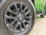 【純正18インチアルミホイール】外観にマッチした純正アルミホイールを装着しております。各種社外アルミホイールや、スタッドレスタイヤも取扱いしております。是非ご相談ください♪