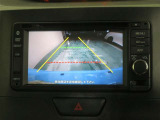 車両後方の映像を映すバックモニター。進路を確認しながら安全に車庫入れできます。