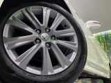 【純正17インチアルミホイール】外観にマッチした純正アルミホイールを装着しております。各種社外アルミホイールや、スタッドレスタイヤも取扱いしております。是非ご相談ください♪