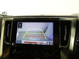 バックガイドモニター付き。車両後方の映像をナビ画面に表示し、駐車などの後退操作をサポートします。