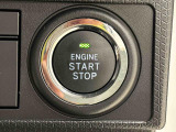 電子カードキーを携帯していれば、ボタンを押すだけでエンジンの始動がスマートに行えます。
