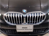 【キドニーグリル】BMWは約90年もの間、ほぼ全ての車両にひと目でBMWだと分かるこの特徴的なフロントグリルが備えられ、デザイン・アイコンとして親しまれてきました。