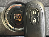 【キーレススタートシステム】カバンやポケットに入れたままでもドアの施錠・解錠が可能なスマートキーを装備。エンジンのオン・オフ時もカギを取り出す必要が無いからとっても便利です♪