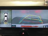 【パノラミックビューモニター(シースルービュー機能付)】クルマを上から見たような画像をディスプレイに表示し、運転席から確認しにくい箇所も確認できます。クルマを透過したような映像で周辺の確認も可能です。