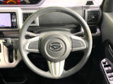 インテリアに合わせたデザインのステアリングは、運転される方のことも考え、運転しやすい形状、大きさです。是非一度、実際に触ってお確かめください。