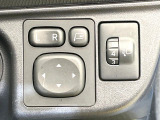 【電動格納ミラー】サイドミラーは電動格納式となっており、狭い駐車場でもキズがつくリスクを抑えられます。