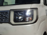 【LEDヘッドライト】悪天候や夜間走行時も良好な視界を確保し安心して運転できる高輝度LEDヘッドライトを装備!点灯速度が早く、消費電力も抑えられています。