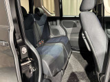 後部座席は足元広々でゆったりと乗れるスペースです♪
