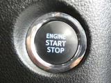 【プッシュスタート】スマートキーを携帯して、ブレーキを踏みながらスタートスイッチを押すだけでエンジンがかけられます。