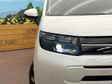 【LEDヘッドライト】悪天候や夜間走行時も良好な視界を確保し安心して運転できる高輝度LEDヘッドライトを装備!点灯速度が早く、消費電力も抑えられています。