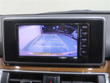 車両後方の映像を映すバックモニター。進路を確認しながら安全に車庫入れできます。