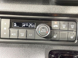 【オートエアコン】一度お好みの温度に設定すれば、車内の温度を検知し風量や温度を自動で調整。暑い&hellip;寒い&hellip;と何度もスイッチ操作をする必要はありません。快適な車内空間には必須の機能ですね♪