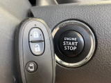 【キーレススタートシステム】カバンやポケットに入れたままでもドアの施錠・解錠が可能なスマートキーを装備。エンジンのオン・オフ時もカギを取り出す必要が無いからとっても便利です♪