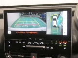 パノラミックビューモニター搭載。カメラで車両周囲の状況を映し出すため、狭い場所での駐車などに役立ちます。