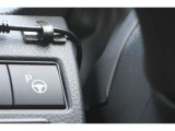 アドバンスト パーク付きです。カメラやソナーによって、周囲を監視しながら駐車を支援。障害物を検知した場合には警報を鳴らし、ブレーキ制御を行うことで接触回避を支援します。