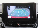 車両後方の映像を映すバックモニター。進路を確認しながら安全に車庫入れできます。