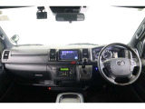 シフトレバーなど操作系がドライバー側に集約され使いやすいレイアウトです。水平なインパネで視界が良く、アイポイントも高く見晴らしも良いのでロングドライブでも疲れにくいですよ。