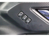 運転席のシートポジションを記憶させることができます。ボタンを押すと設定したポジションに電動で移動してくれます。