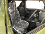 【フロントセンターアームレスト(ボックス付き)】運転席と助手席の間には、小物が収納できるボックス付のアームレストが装備!必要な物をぱっと取り出せて車内もスッキリです♪