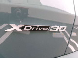 後方の映像をモニターに映し出し、駐車や後退時の安全をサポート。ガイドライン表示で距離感を把握しやすく、夜間や狭い場所でも安心して操作できる便利なカメラです