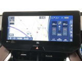 【SDナビゲーションシステム+JBLプレミアムサウンドシステム】12.3インチの大型ナビ!トヨタマルチオペレーションタッチの採用により、横長の画面を2分割する形で、画面を見やすく表示します。