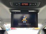 後席モニターも付いてますので後部座席の方もDVD等をご覧いただきながら、ゆっくりとくつろいでいただけるかと思います☆
