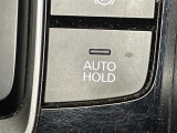 【ブレーキホールド(AUTO HOLD)】システムがONのとき、信号待ちなどの停止中に、ブレーキペダルから足を離してもブレーキがかかったまま保持されます!