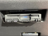 【ETC】有料道路を利用する際に料金所で停止することなく通過できる、ETC車載器(ノンストップ自動料金収受システム機器)が装備されています。セットアップを行うことで利用可能になります。