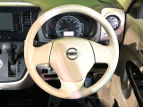 インテリアに合わせたデザインのステアリングは、運転される方のことも考え、運転しやすい形状、大きさです。是非一度、実際に触ってお確かめください。