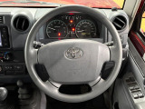 インテリアに合わせたデザインのステアリングは、運転される方のことも考え、運転しやすい形状、大きさです。是非一度、実際に触ってお確かめください。