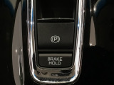 指先の操作でパーキングブレーキの「作動と解除」が行うことができる装備。ブレーキペダルから足を離しても停止し続けてくれるオートブレーキホールド機能。信号待ちなどの際には便利。ECO運転で低燃費走行♪