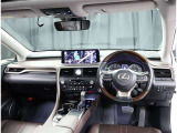 デザインもよく、居心地のよい運転席ですね。分かりやすいスイッチ類ですから操作もしやすく運転をサポートします。ぜひご来店いただき、実際にお座りいただいてステアリングを握ってみてください!