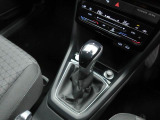 レザーのシフトノブを採用しています。