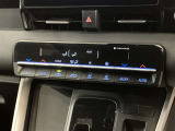 「AUTO」スイッチで車内の温度を一定に保ってくれるオートエアコン。快適装備の代名詞。もちろんマニュアル操作も可能ですよ。
