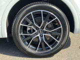 20インチ純正アルミホイール装備 全車両に標準装備の純正アルミホイールは、純正ならではのバランスの良いデザインと、走行安定性をお楽しみ頂けます。
