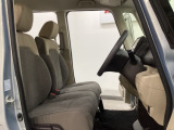 座面も厚みがあり背もたれも高く、広い足元にゆったり座れるシートです。運転席と助手席の間が空いている為、助手席側への移動がスムーズです。交通量の多い道でも助手席側から乗り降りができます。