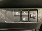 ハンドルの右側にはヘットライトリベライザーとHondaセンシング用のメインスイッチがついています。ヘッドライトリベライザーは道路状況や積荷の加重に応じてライトの高さを調節できます。