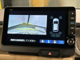 リバースギアに入れるだけで後方の表示へ切り替わります。夜間や雨の日の駐車も楽になりますよ。