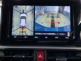 車庫入れの苦手な方にバック時のサポートバックモニター、パノラミックビューモニター付き。※カメラが映し出す範囲は限られています。必ず車両周辺の安全を直接確認してください。