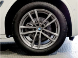 【BMWアロイホイル】軽量かつ強度に拘ったアロイホイル。走行性能ポテンシャルを引き出す設計。車の足元を引き締めてくれる大きなポイントはアロイホイルです。