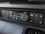 フルオートエアコンが装備されています!お好みの温度設定をするだけでエアコンの風量やモードの切り替えを自動でコントロールしてくれます!ユーザーの操作が少なく燃費走行にもつながります!