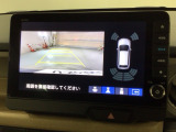 リバースギアに入れるだけで後方の表示へ切り替わります。夜間や雨の日の駐車も楽になりますよ。