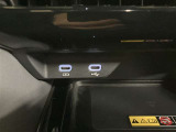 オーディオ機器やスマートフォンを直接カーオーディオに接続できるUSB端子や充電用USB端子と置くだけ充電が配置されています。置くだけ充電は車種ごとにサイズが異なる為、詳しくはスタッフにお尋ね下さい