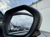 【ブラインドスポットモニター】隣車線を走る車両をレーダーで検知し、ミラーで確認しにくい後側方エリアに存在する車両を検知します。車両を検知するとドアミラーに搭載されたLEDインジケーターが点灯します。
