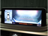 バックモニター付き。駐車の際のサポートとなり、必須アイテムのひとつですよね。それでも、バックする際は必ずご自身の目で確認をしてください。パノラミックビューで上から見下ろした視点でも確認できます!