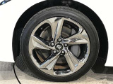 純正18インチアルミホイール装備。