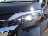 【アダプティブLEDヘッドライト】夜間走行時対向車を感知し、対向車がいるところだけ自動でハイビームの切り替えをしてくれるので、良好な視界を確保し安心して運転できます☆