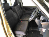 運転席の座面高さを調整できるシートリフターが付いています。フロントシートはベンチシートを採用で、座面も広く使い勝手もいいですよ♪